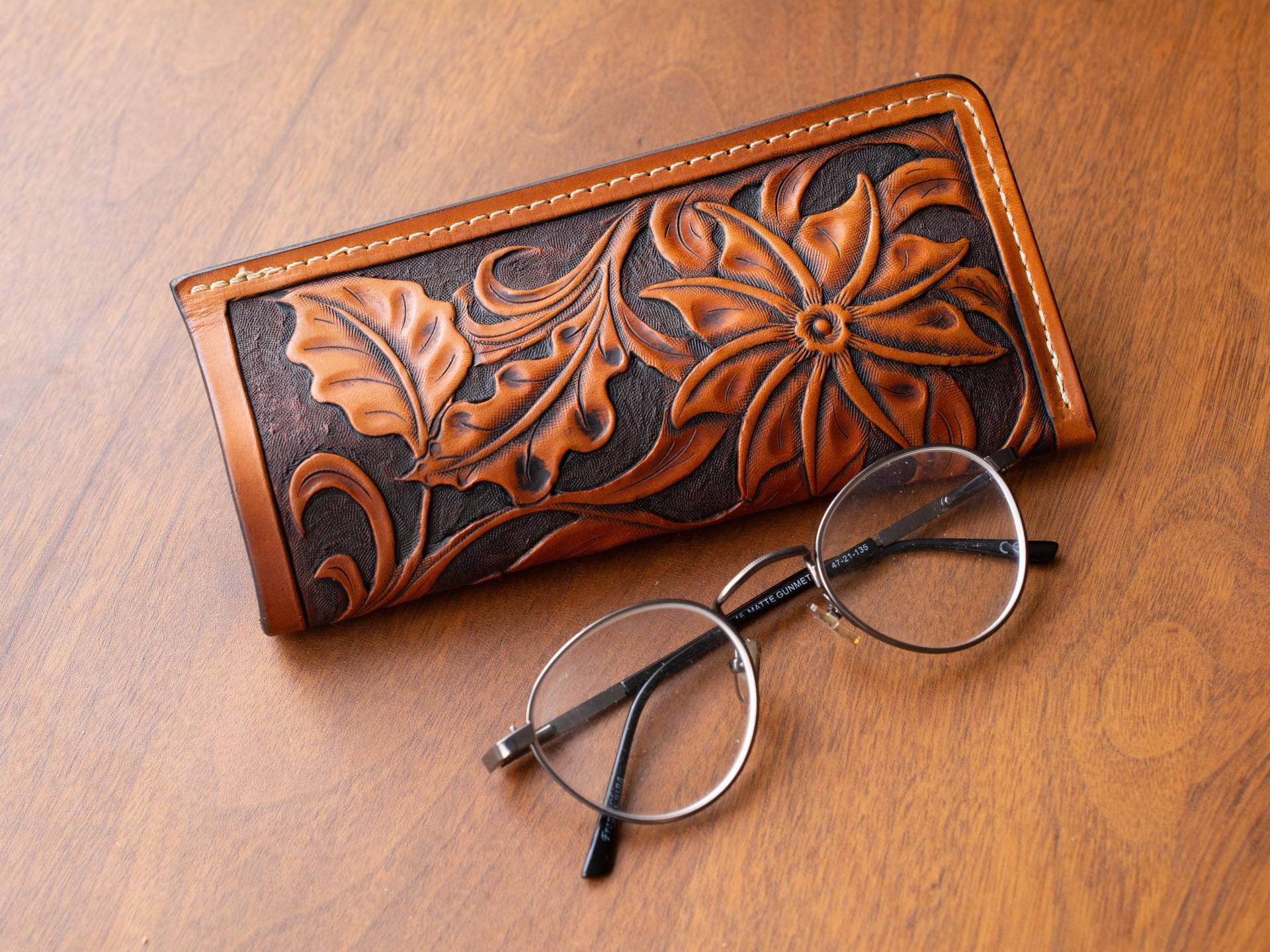 Brillenhülle - Western Floral Carving Brillenhülle - Western Floral Carving von WizenedOakLeather