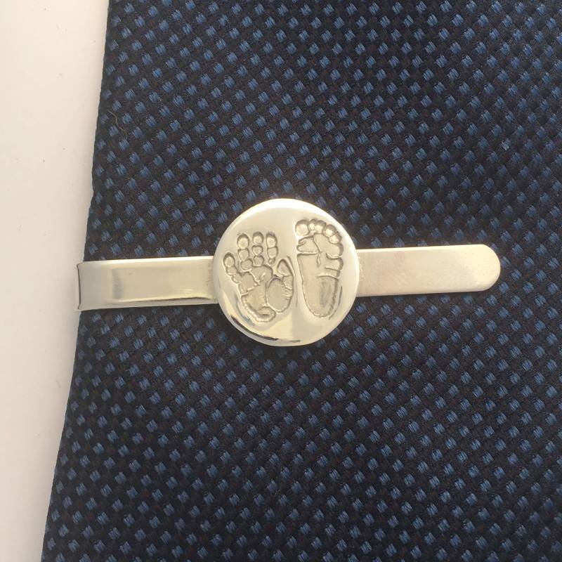 Tie Bar, Krawattenklammer, Handabdruck Krawattenleiste, Geschenk Für Papa, Personalisiertes Silber Bindeleiste, Tatsächliche Fußabdrücke von WoWSilver