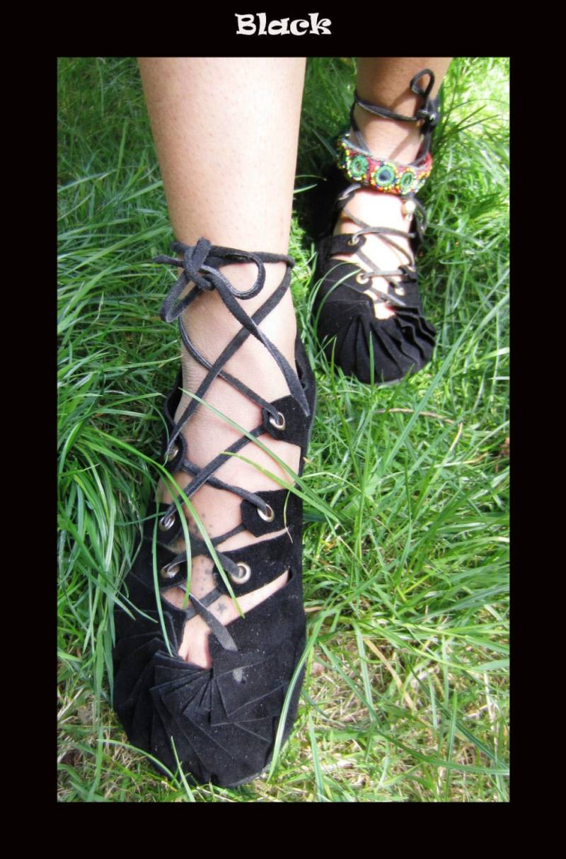 Schwarze Wildleder Pixie Sandalen Schnürsenkel Festival Boho Schuhe von WobbleandSqueak