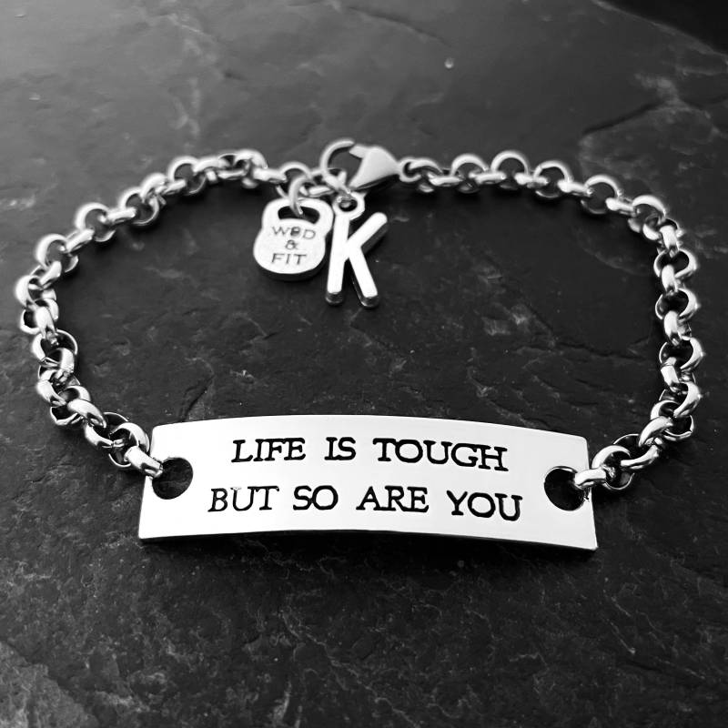 Das Leben Ist Hart, Aber Du Auch. Armband Und Dein Anfangsbuchstabe Motivationsschmuck Fitness Fitnessstudio Positive Botschaft Motivationsarmband von WodAndFit