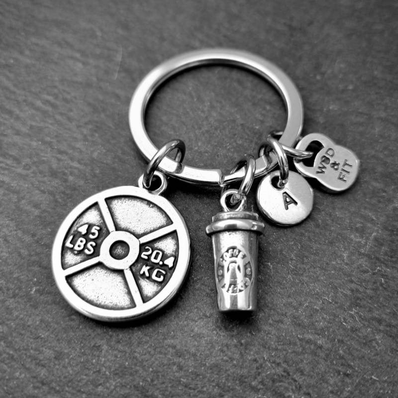 Fitness-Kaffee-Schlüsselanhänger Mit Workout-Initiale - Fitnessstudio-Geschenk Coach-Geschenk Hantel-Schlüsselanhänger Crosstraining Wod & Fit von WodAndFit