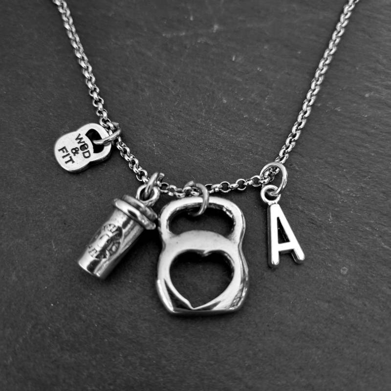 Fitness-Halskette, Kaffee, Gewicht Und Initialen - Fitnessschmuck Bodybuilding Crosstraining Fitness-Halskette Kaffeeliebhaber Trainer Wod & Fit von WodAndFit