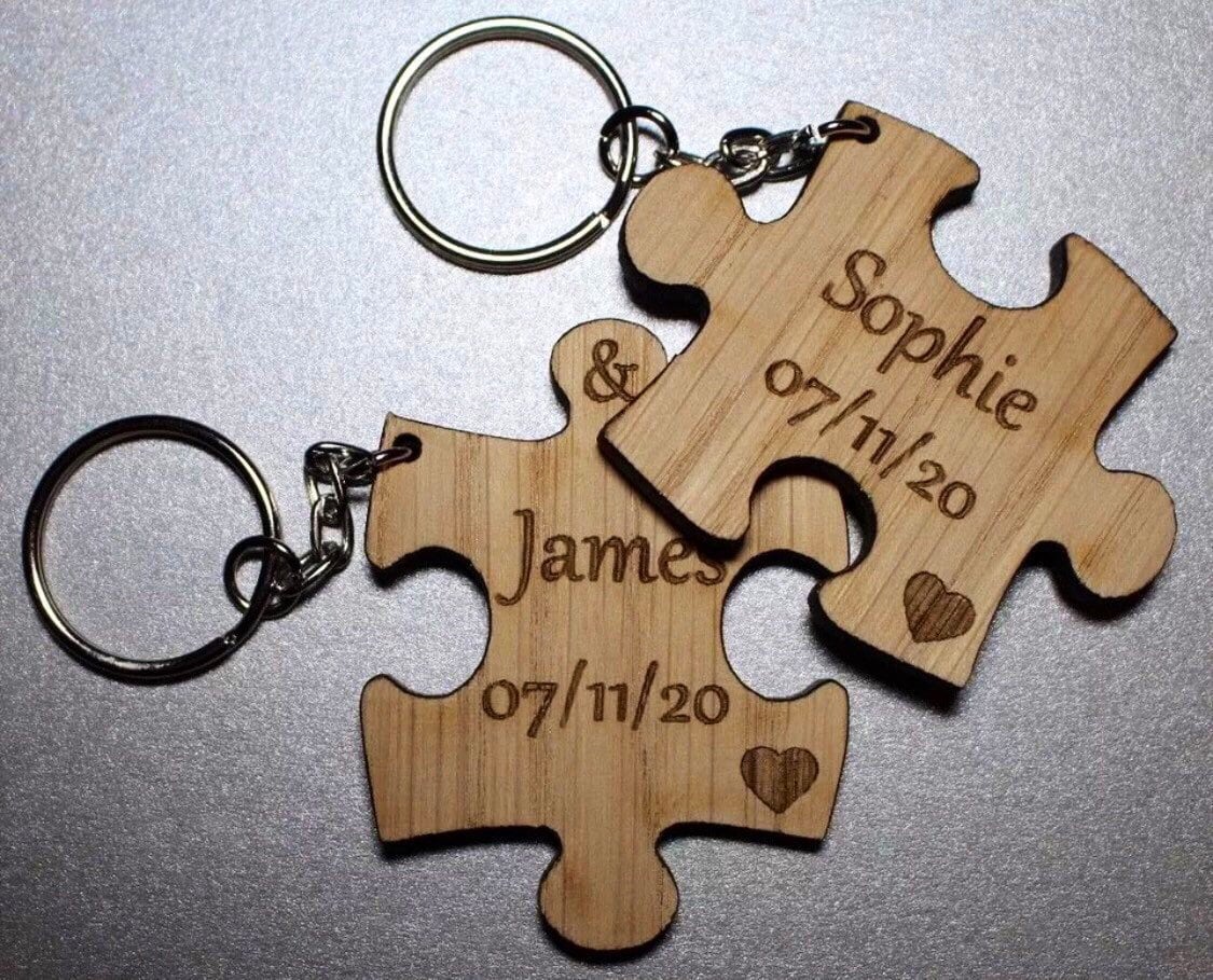 Personalisiertes Hochzeitstagsgeschenk 2x Jigsaw Puzzle Eiche Schlüsselanhänger Jahrestag Weihnachten Valentinstag Personalisiertes Hochzeitstagsgeschenk 2x Jigsaw Puzzle Eiche Schlüsselanhänger Jahrestag Weihnachten Valentinstag von Woddenweddings
