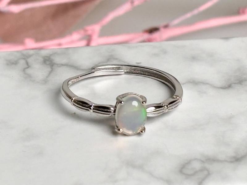 925 Silberring Mit Weißem Opal, Größenverstellbar - Eleganter Ring Für Damen, Fein & Zeitlos, Perfektes Geschenk von WoelkchenWunderShop