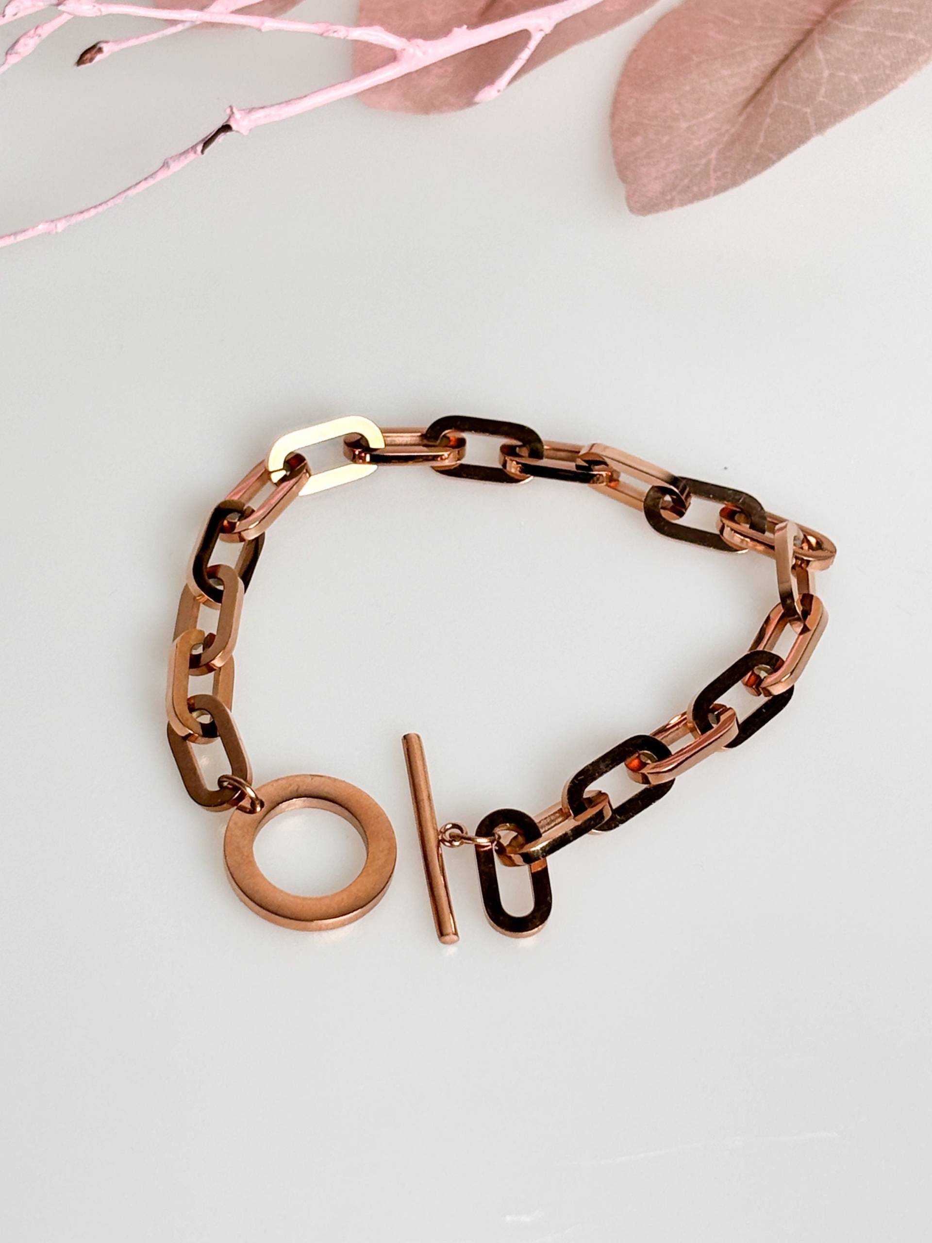Edelstahlarmband Mit Grober Gliederkette Und Knebelverschluss in Gold - Robustes Design Für Stilvolle Statements Edelstahlarmband Mit Grober Gliederkette Und Knebelverschluss in Gold - Robustes Design Für Stilvolle Statements von WoelkchenWunderShop