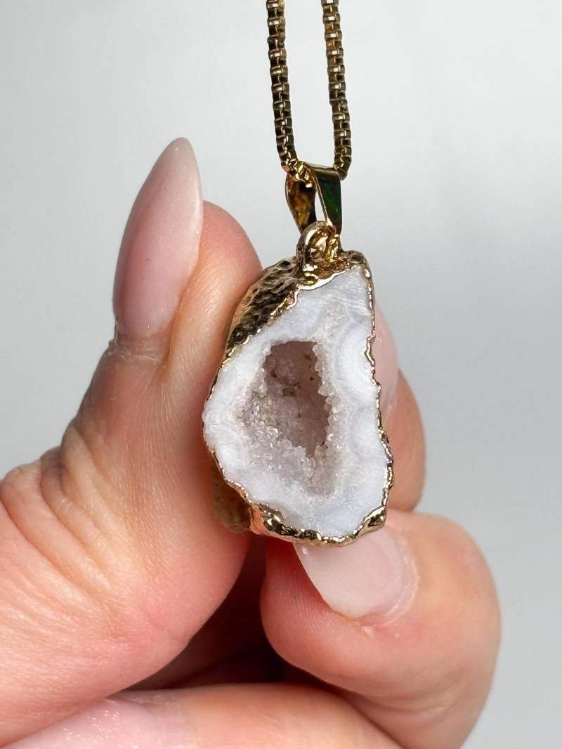Geoden Anhänger Weiß - Kettenanhänger Mit Goldfarbener Fassung, Kristall Schmuck, Drusen Anhänger, Edelstein Schmuckstück von WoelkchenWunderShop