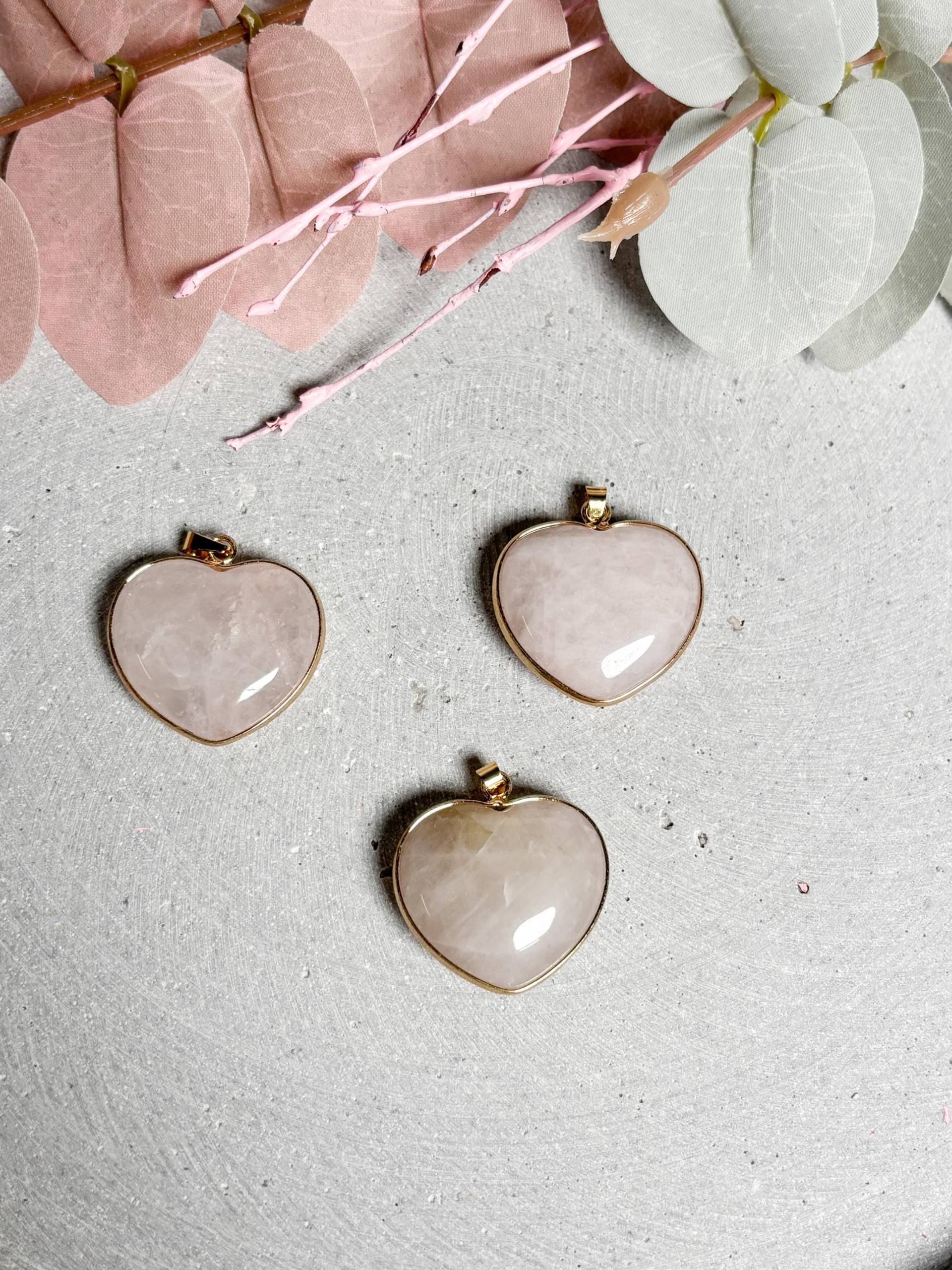 Rosenquarz Herz Anhänger - Goldfarbene Fassung, Edelstein Für Ketten, Kristall Schmuck, Herzstein von WoelkchenWunderShop