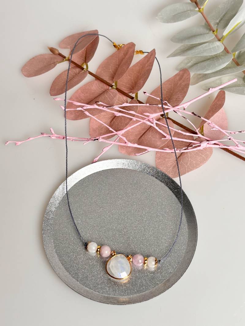 Schöne Schlichte Kette Mit Mondsteinanhänger Und Kunzitperlen | Handgefertigter Edelsteinschmuck Spiritueller Schmuck Geschenk Für Sie von WoelkchenWunderShop