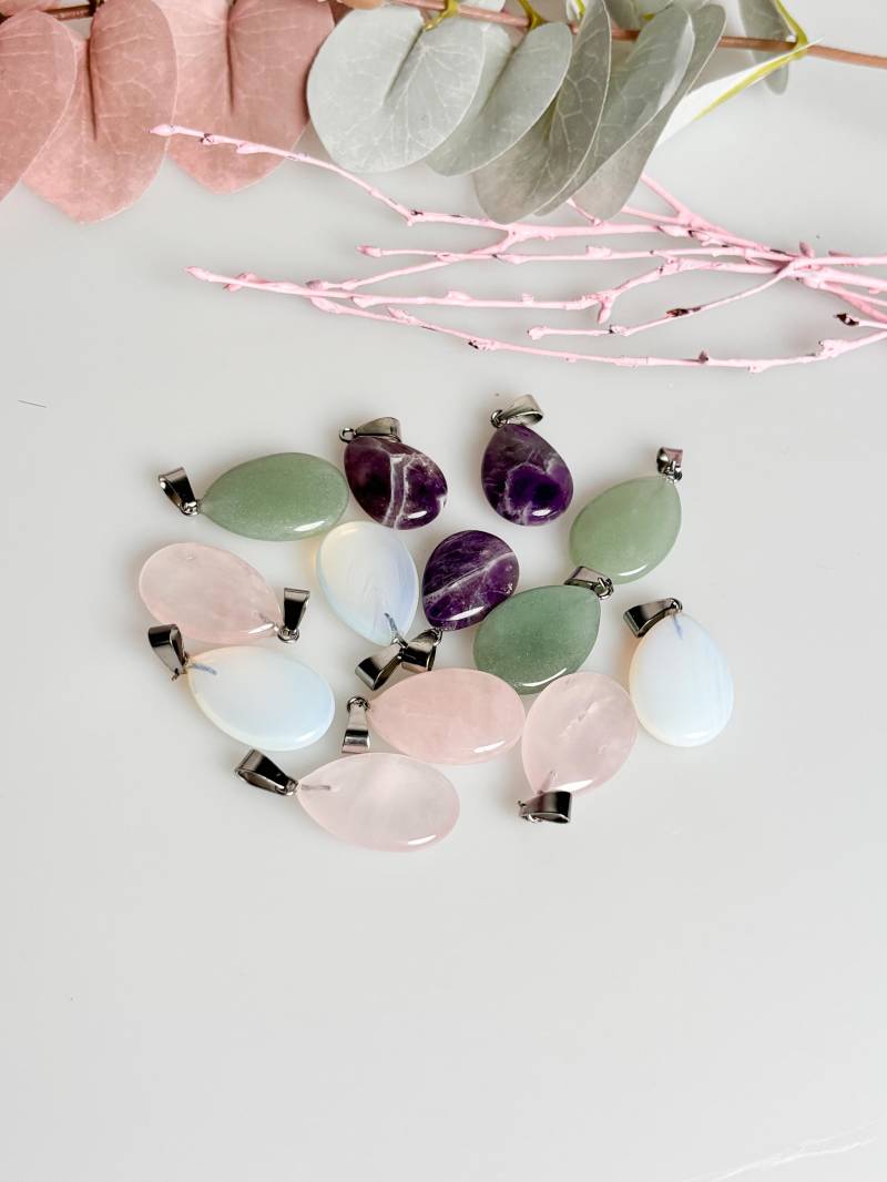 Verschiedene Kettenanhänger in Tropfenform - Rosenquarz, Aventurin, Amethyst & Opalit. Wähle Deinen Lieblingsstein von WoelkchenWunderShop
