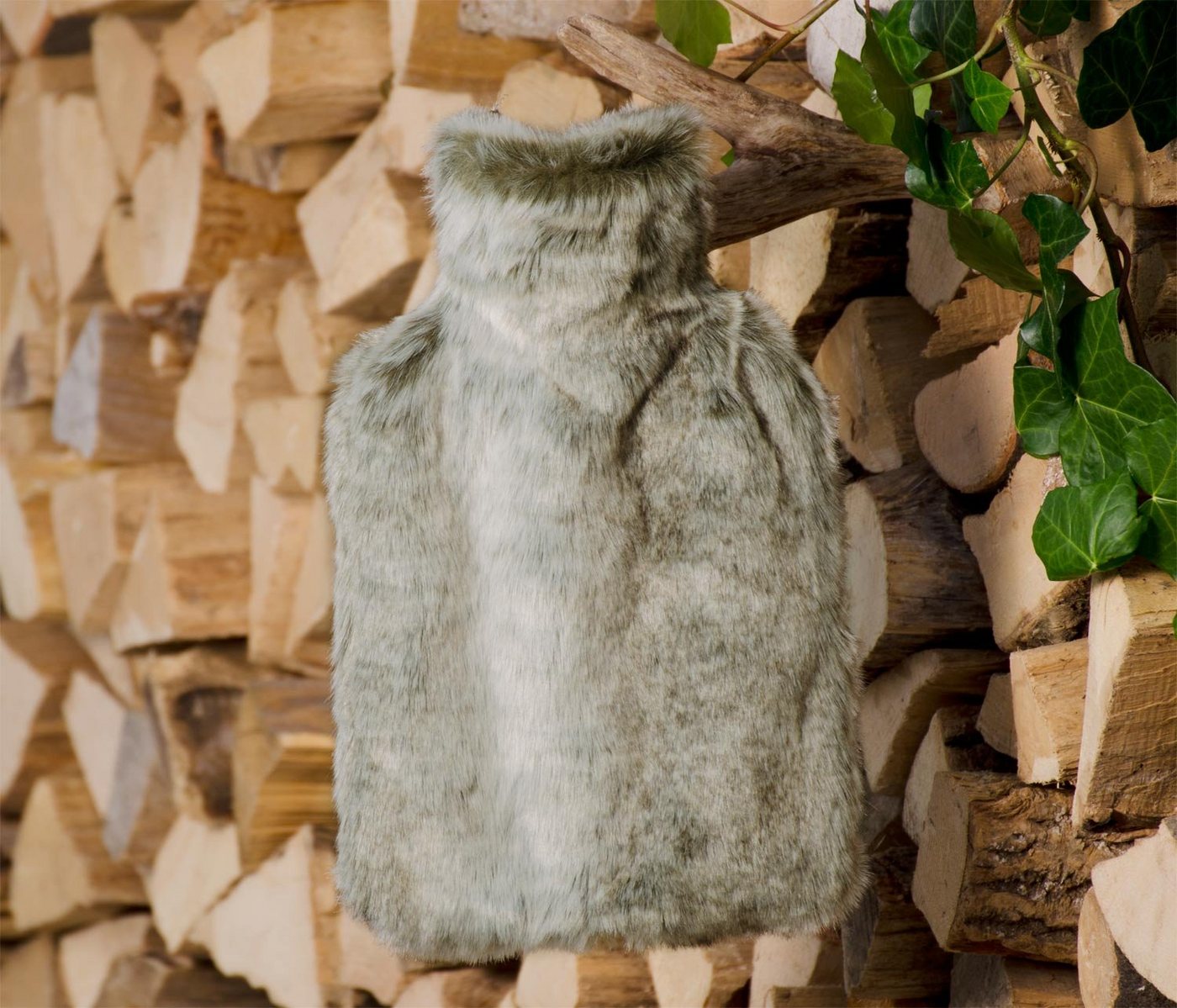 Wohnen und Accessoires GmbH & Co. KG Wärmflasche Wärmflaschenhülle aus Kunstfell Grauwolf mit Naturgummi Wärmflasche von Wohnen und Accessoires GmbH & Co. KG