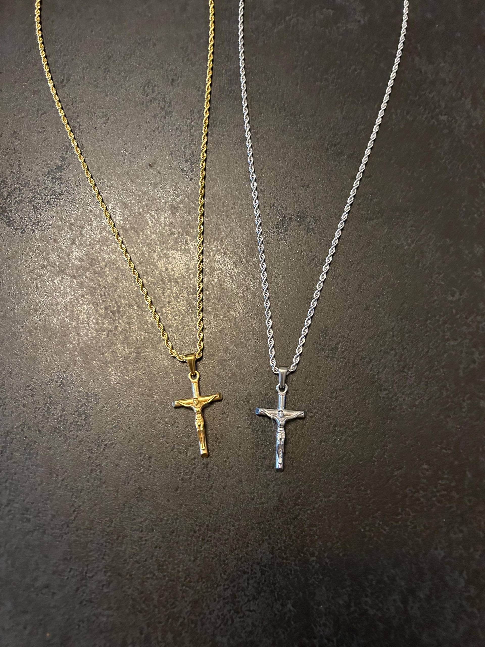 Herren Halskette Kreuz/Jesus Anhänger Kette 50cm Lang Aus Edelstahl in Silber Und Gold Wasserfest Herren Halskette Kreuz/Jesus Anhänger Kette 50cm Lang Aus Edelstahl in Silber Und Gold Wasserfest von Wohnwunder23