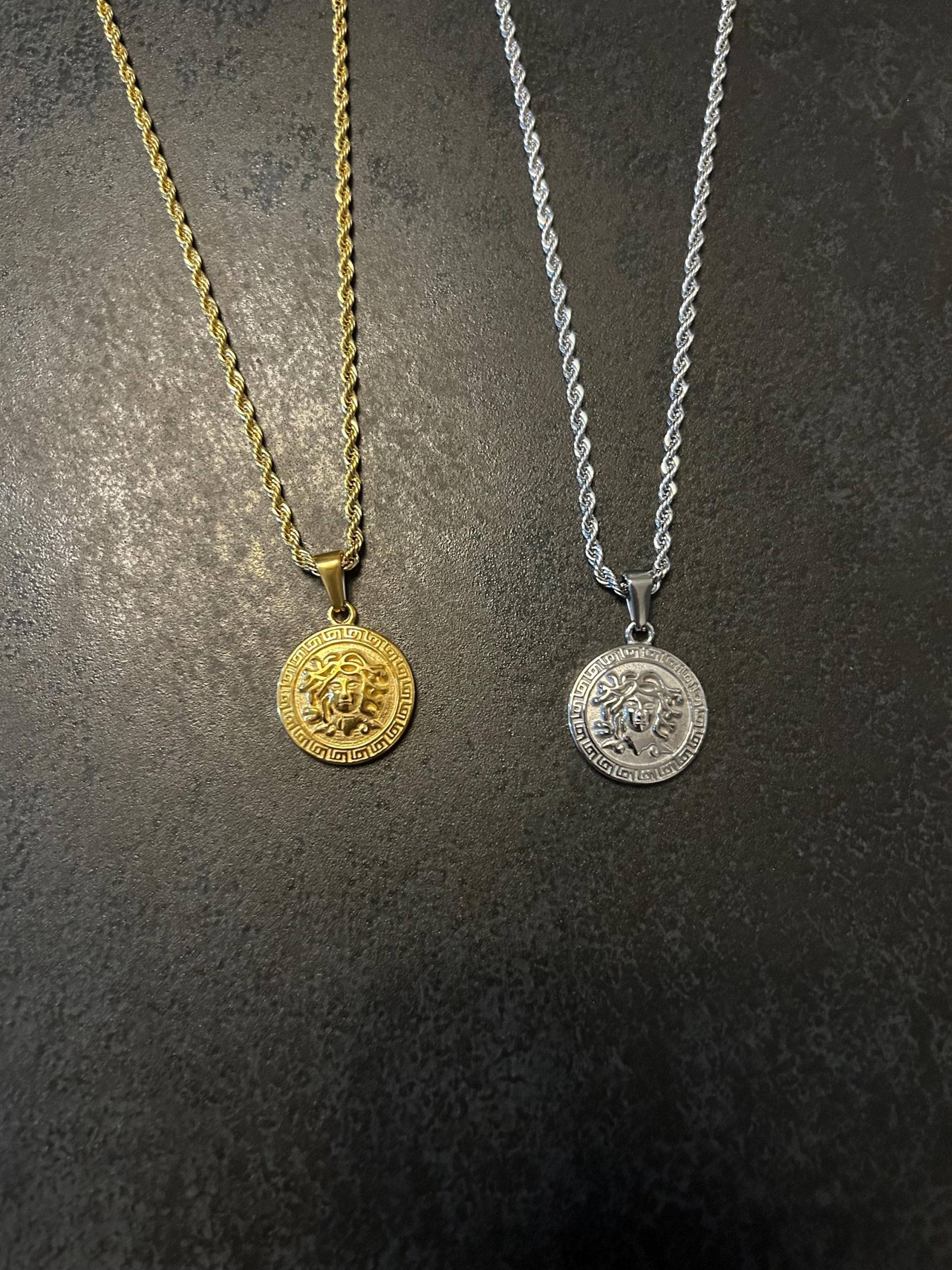 Herren Halskette Medusa Abgebildet Runder Anhänger Kette 50cm Lang Aus Edelstahl in Silber Und Gold Wasserfest Herren Halskette Medusa Abgebildet Runder Anhänger Kette 50cm Lang Aus Edelstahl in Silber Und Gold Wasserfest von Wohnwunder23