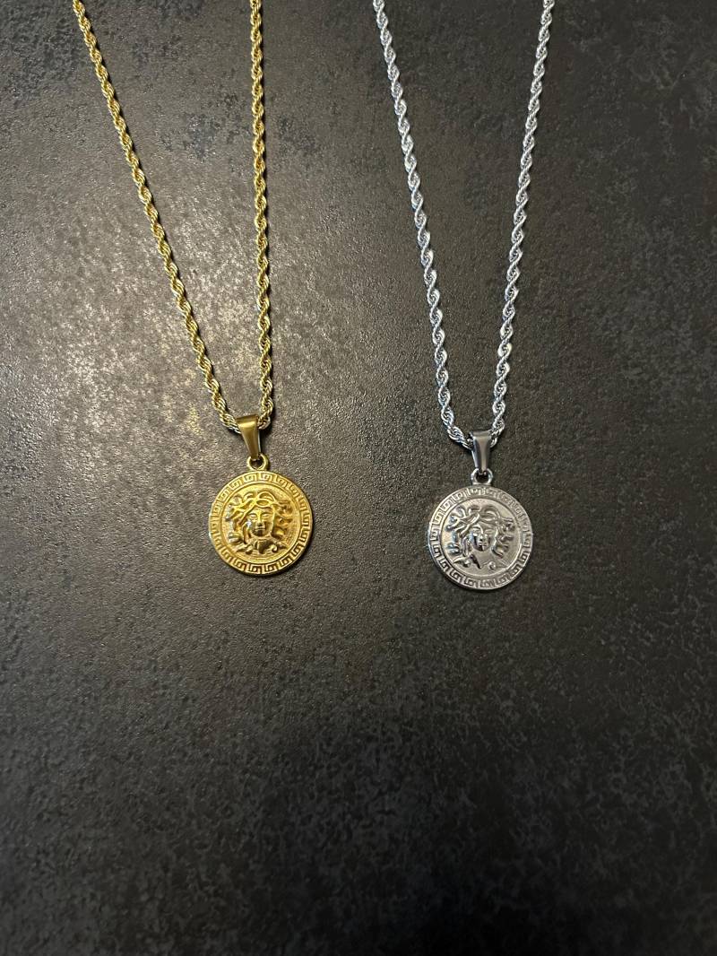 Herren Halskette Medusa Abgebildet Runder Anhänger Kette 50cm Lang Aus Edelstahl in Silber Und Gold Wasserfest Herren Halskette Medusa Abgebildet Runder Anhänger Kette 50cm Lang Aus Edelstahl in Silber Und Gold Wasserfest von Wohnwunder23