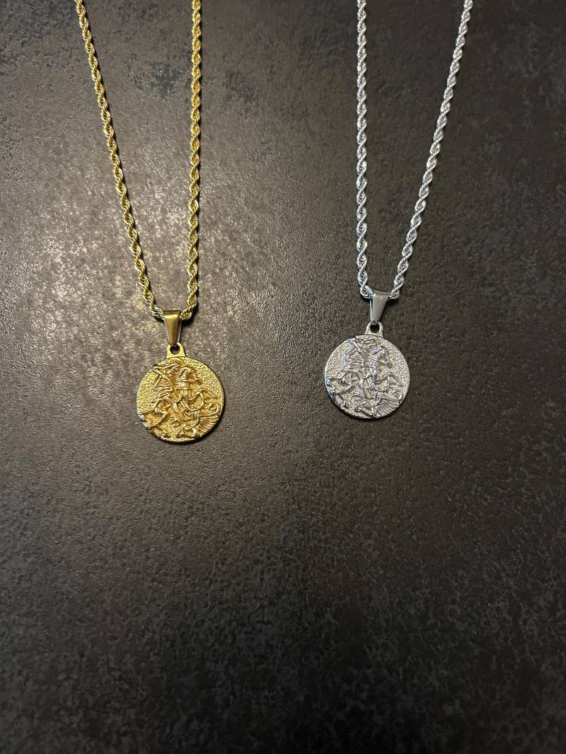 Herren Halskette Runder Anhänger Kette 50cm Lang Aus Edelstahl in Silber Und Gold Wasserfest Herren Halskette Runder Anhänger Kette 50cm Lang Aus Edelstahl in Silber Und Gold Wasserfest von Wohnwunder23