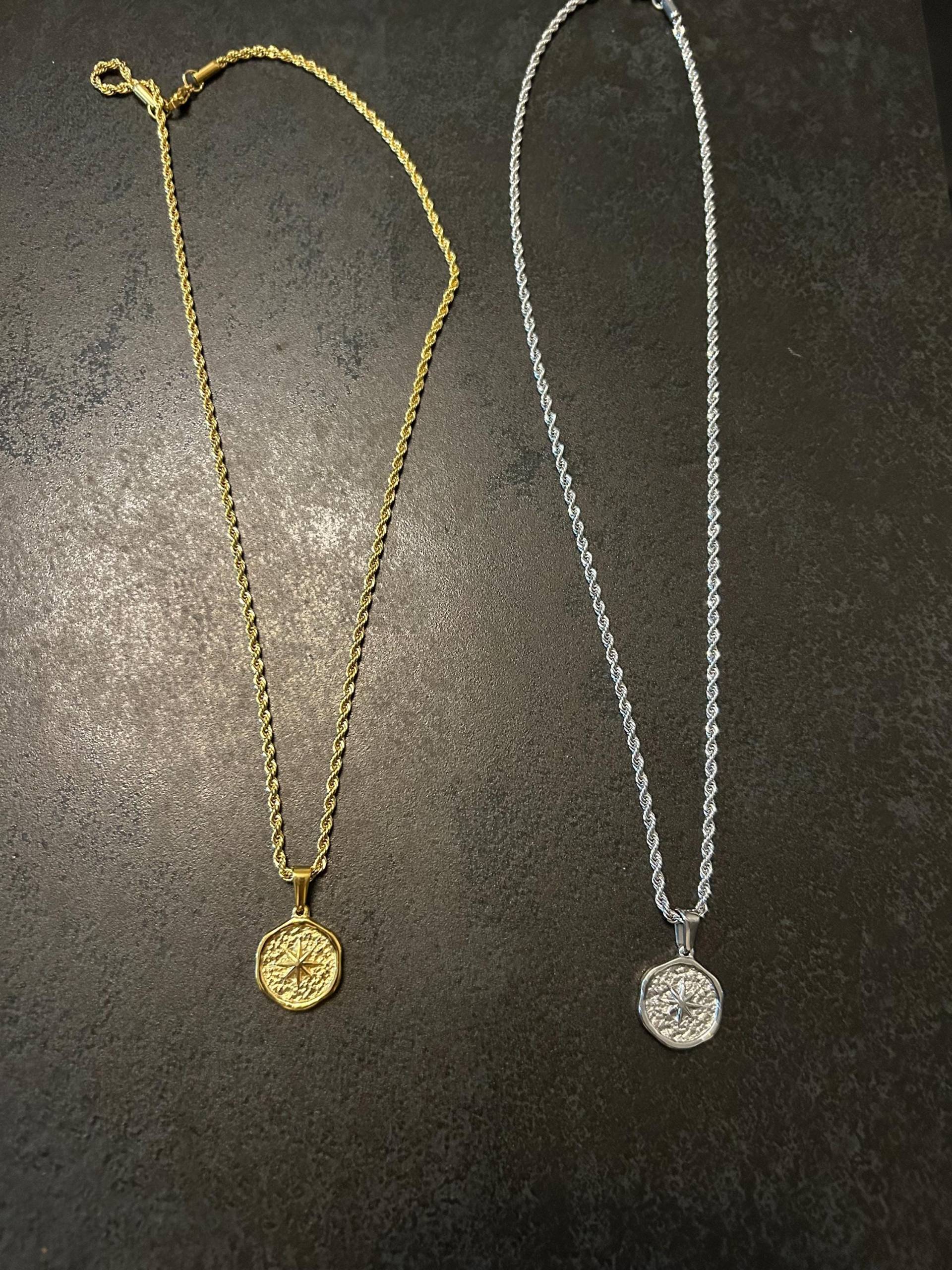 Herren Halskette Runder Anhänger Kette 50cm Lang Aus Edelstahl in Silber Und Gold Wasserfest Herren Halskette Runder Anhänger Kette 50cm Lang Aus Edelstahl in Silber Und Gold Wasserfest von Wohnwunder23