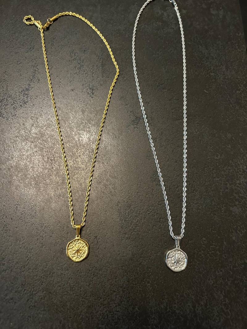 Herren Halskette Runder Anhänger Kette 50cm Lang Aus Edelstahl in Silber Und Gold Wasserfest Herren Halskette Runder Anhänger Kette 50cm Lang Aus Edelstahl in Silber Und Gold Wasserfest von Wohnwunder23