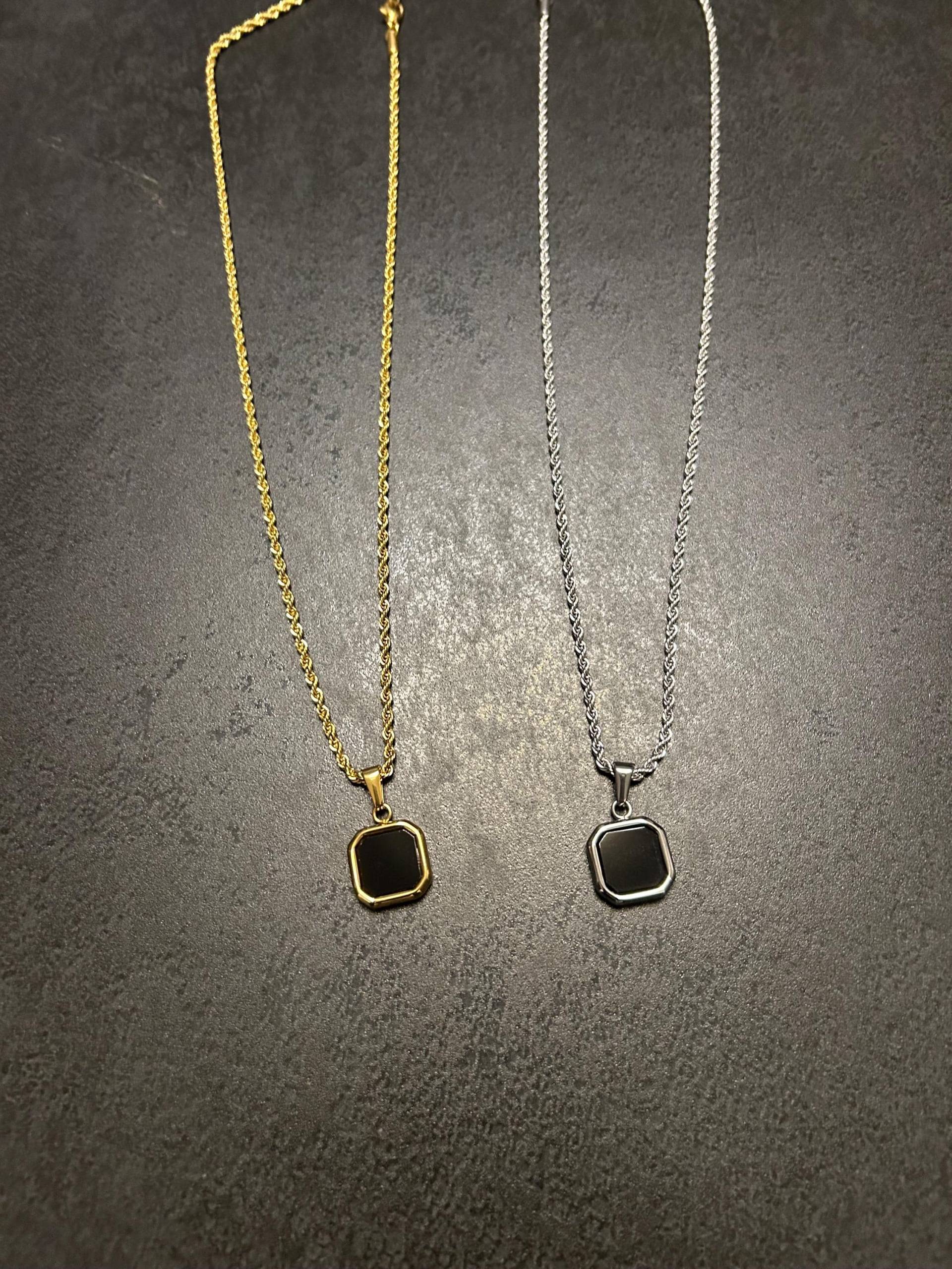 Herren Halskette Runder Anhänger Kette 50cm Lang Aus Edelstahl in Silber Und Gold Wasserfest Herren Halskette Runder Anhänger Kette 50cm Lang Aus Edelstahl in Silber Und Gold Wasserfest von Wohnwunder23