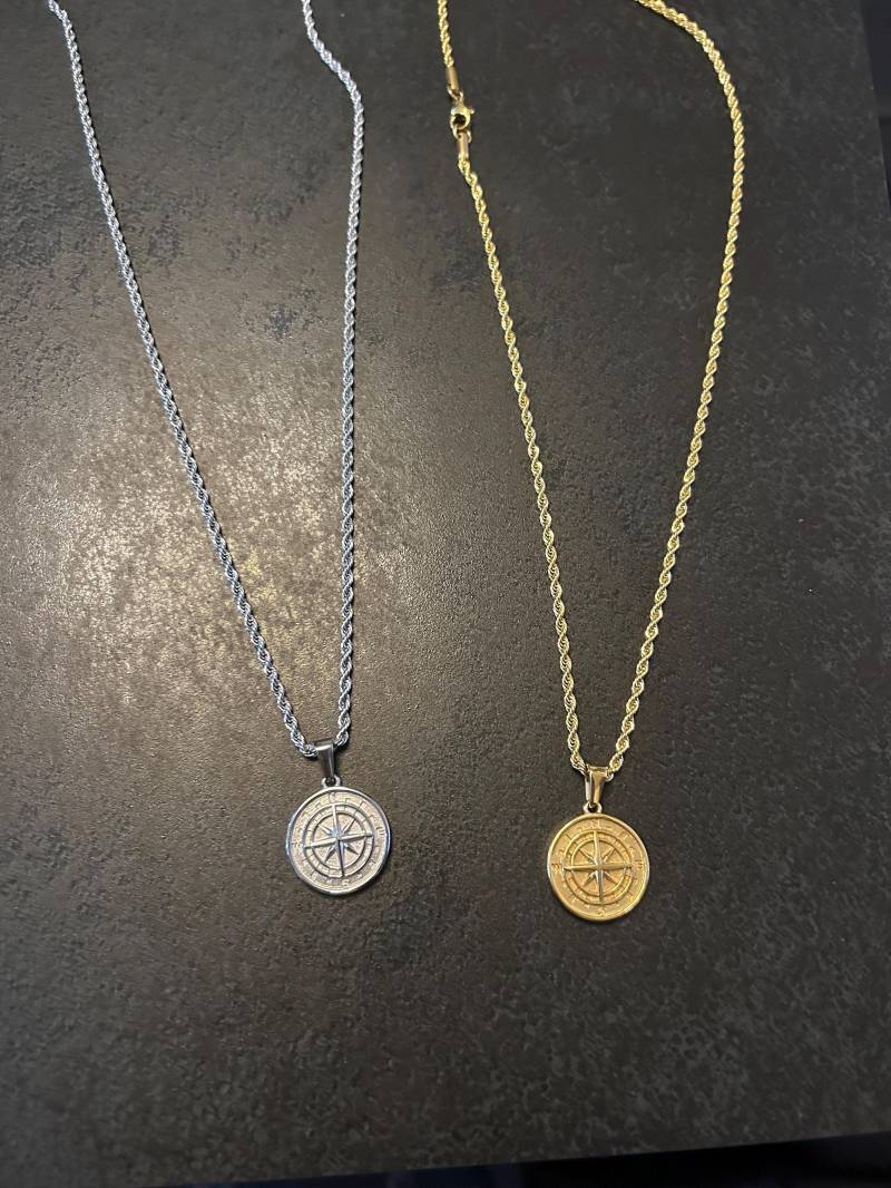 Herren Halskette Runder Kompass Anhänger Kette 50cm Lang Aus Edelstahl in Silber Und Gold Wasserfest Herren Halskette Runder Kompass Anhänger Kette 50cm Lang Aus Edelstahl in Silber Und Gold Wasserfest von Wohnwunder23