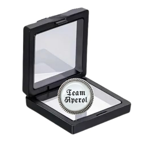 Gaudi-Brosche in Silber "Team Aperol" im Geschenk-Etui von Woidladinger Gaudi-Brosche in Silber "Team Aperol" im Geschenk-Etui von Woidladinger von Woidladinger