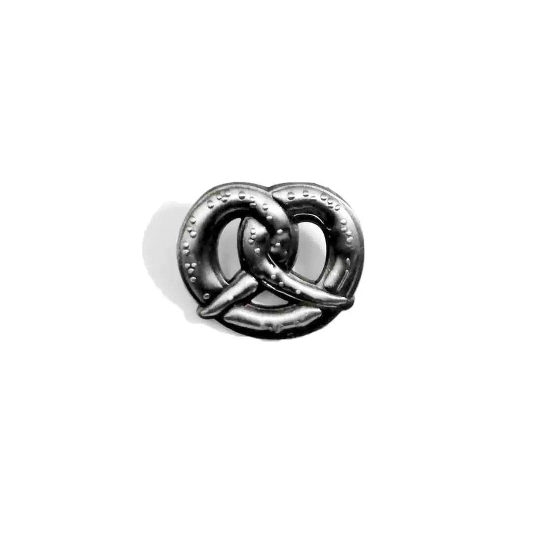 Gaudi Metall Brosche "Brezel" Statement-Brosche Trachtenschmuck Holzbrosche Gaudibrosche Mit Spruch Von Woidladinger Gaudi Metall Brosche "Brezel" Statement-Brosche Trachtenschmuck Holzbrosche Gaudibrosche Mit Spruch Von Woidladinger von Woidladinger