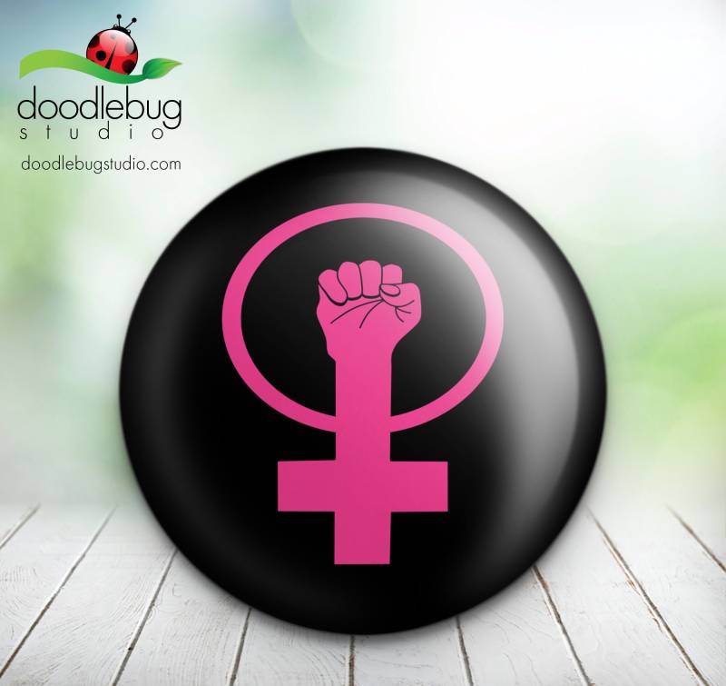 Pinke Faust Auf Schwarzem Hintergrund - Button-Anstecknadel von WokeWearShop