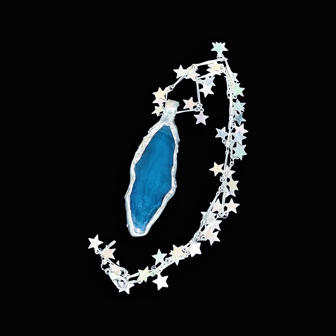 Gelöter Blauer Achat Kristall Anhänger Handgefertigt Mit Sternkette Gelöter Blauer Achat Kristall Anhänger Handgefertigt Mit Sternkette von WokeWears