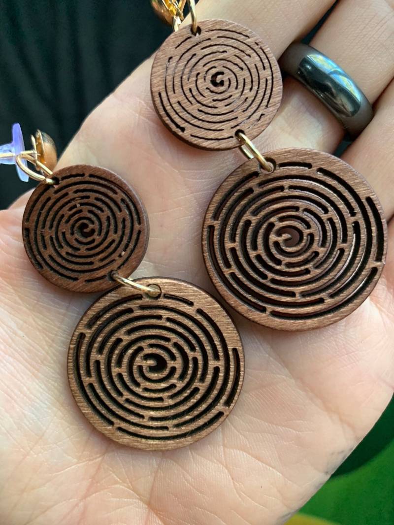 Lasergravierte Holz Ohrringe von WokeWears