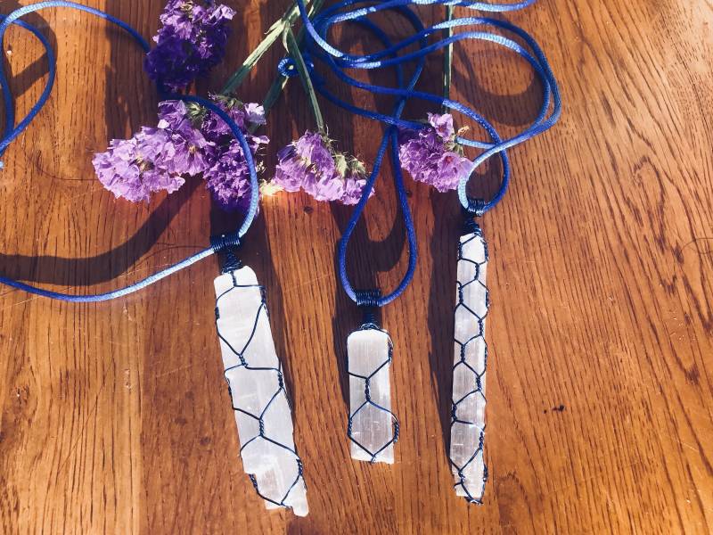 Selenit Draht Gewickelt Anhänger Mit Satin Verstellbaren Schnur von WokeWears