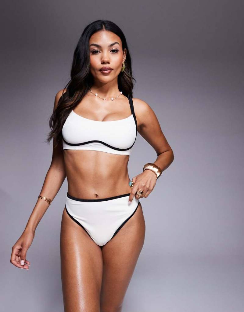 Wolf & Whistle - Cropped-Bikinioberteil in Creme mit Kontrast-Einfassung-Bunt von Wolf & Whistle