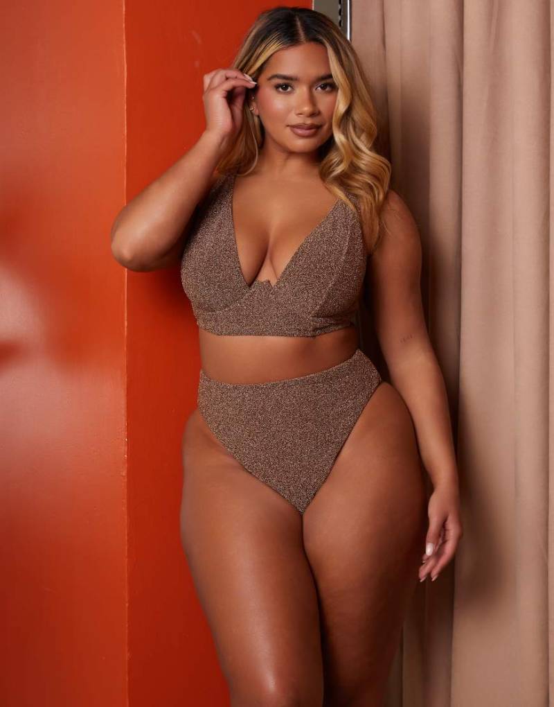 Wolf & Whistle X Natalie Gessey - Größere Brust - Bikinihose in Metallic-Gold-Goldfarben von Wolf & Whistle