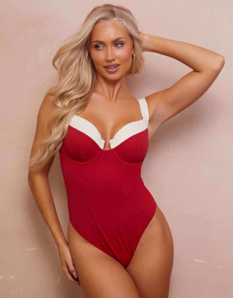 Wolf & Whistle x Abby Benson - Größere Brust - Badeanzug in Kirschrot und Cremeweiß mit farblich abgesetztem Besatz von Wolf & Whistle