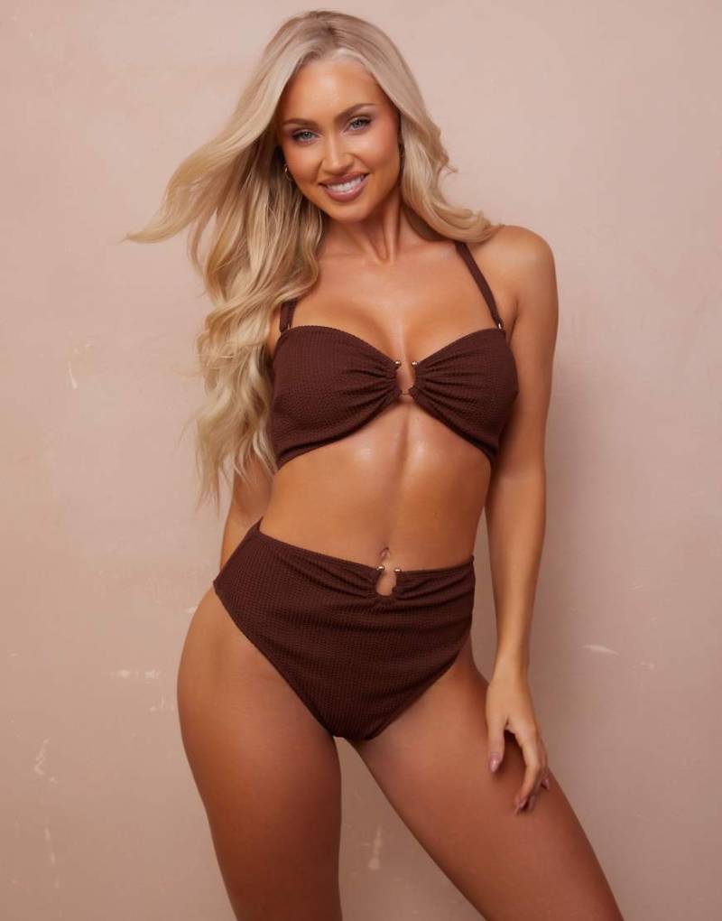 Wolf & Whistle x Abby Benson - Größere Brust - Gekräuseltes Bikini-Oberteil in Braun mit goldfarbener Verzierung von Wolf & Whistle