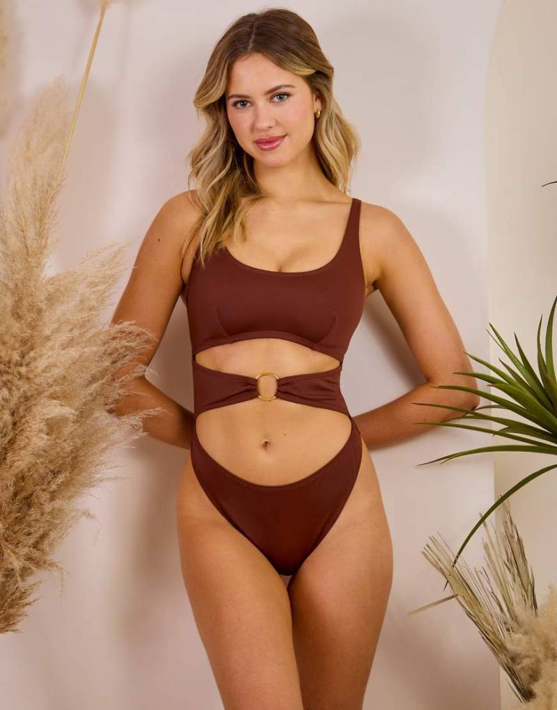 Wolf & Whistle x Maia Andrews - Badeanzug in Braun mit Zierausschnitt und Ringverzierung vorn von Wolf & Whistle