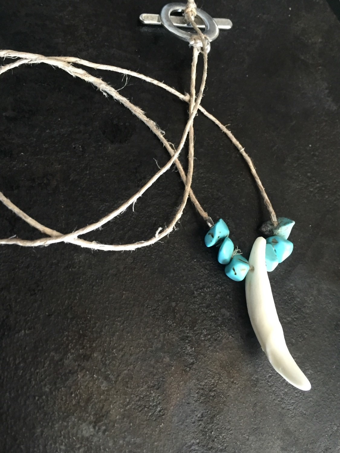 Weiße Wolfszahn Halskette Mit Türkisen Steinen An Einer Hanfschnur. Halskette, Und Türkis Weiße Wolfszahn Halskette Mit Türkisen Steinen An Einer Hanfschnur. Halskette, Und Türkis von WolfToothJewelry