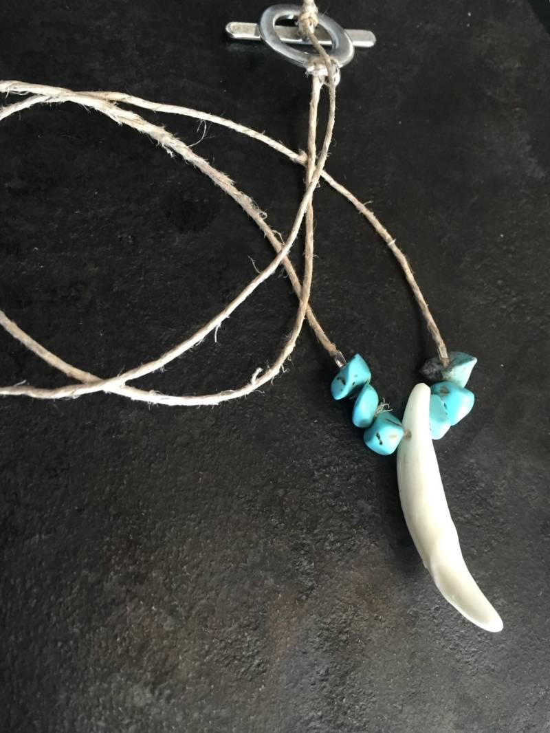 Weiße Wolfszahn Halskette Mit Türkisen Steinen An Einer Hanfschnur. Halskette, Und Türkis Weiße Wolfszahn Halskette Mit Türkisen Steinen An Einer Hanfschnur. Halskette, Und Türkis von WolfToothJewelry