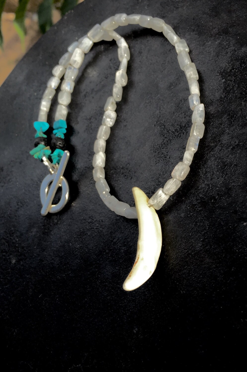 Weiße Wolfszahn Und Mondstein Halskette, Weiße Wolf Zahn Fang Mond Weiße Wolfszahn Und Mondstein Halskette, Weiße Wolf Zahn Fang Mond von WolfToothJewelry