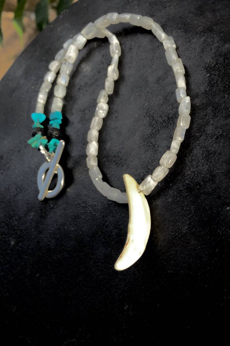 Weiße Wolfszahn Und Mondstein Halskette, Weiße Wolf Zahn Fang Mond Weiße Wolfszahn Und Mondstein Halskette, Weiße Wolf Zahn Fang Mond von WolfToothJewelry