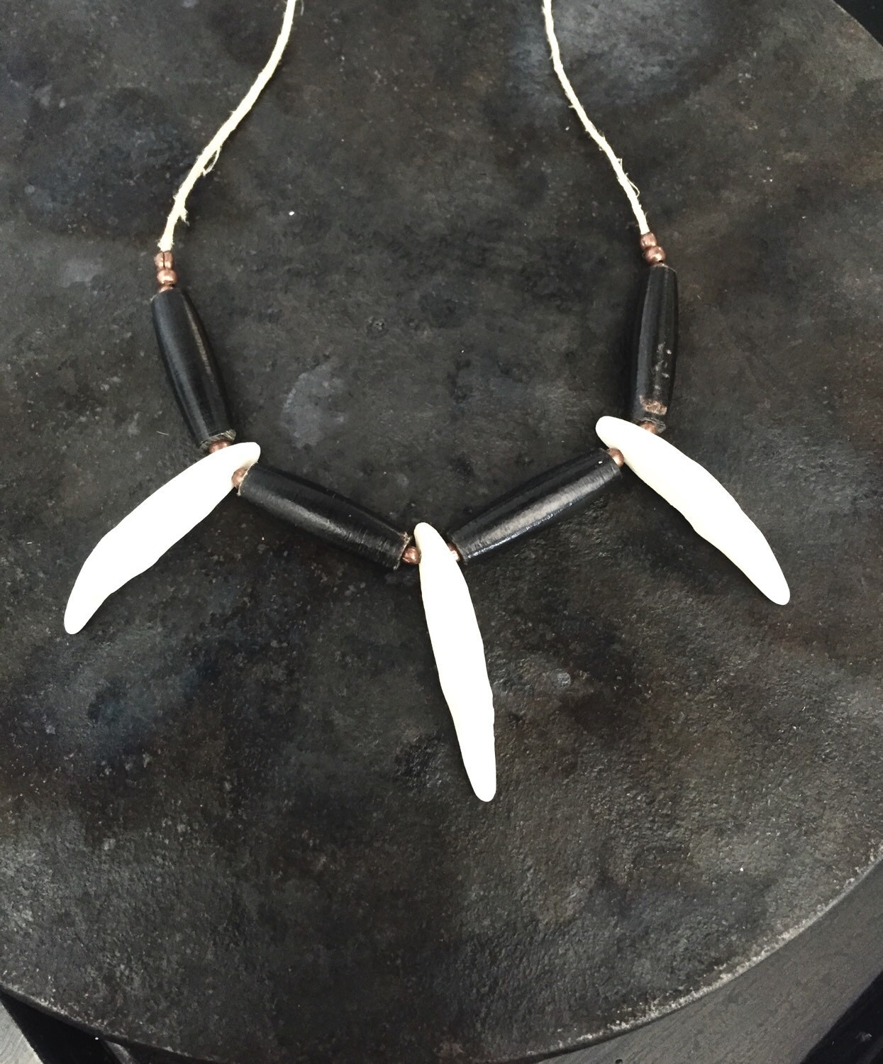 Weißer Wolfszahn Kette Mit Schwarzem Horn Und Kupferperlen Auf Einer Hanfschnur, Kette, Tierhorn Wolf Weißer Wolfszahn Kette Mit Schwarzem Horn Und Kupferperlen Auf Einer Hanfschnur, Kette, Tierhorn Wolf von WolfToothJewelry