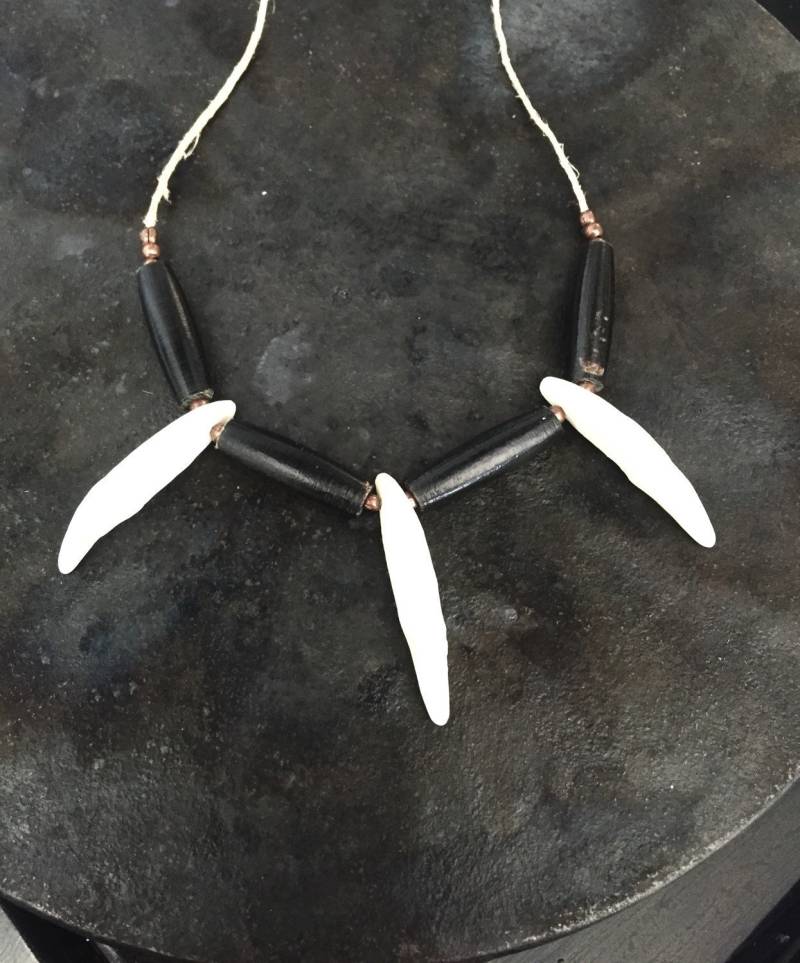 Weißer Wolfszahn Kette Mit Schwarzem Horn Und Kupferperlen Auf Einer Hanfschnur, Kette, Tierhorn Wolf Weißer Wolfszahn Kette Mit Schwarzem Horn Und Kupferperlen Auf Einer Hanfschnur, Kette, Tierhorn Wolf von WolfToothJewelry