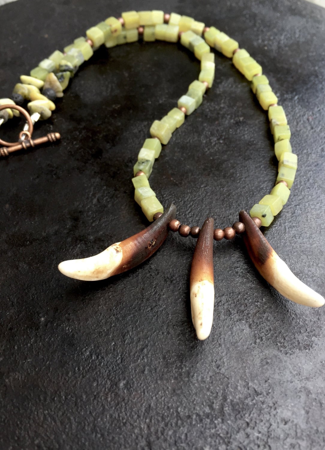 Wolfszahn Halskette Mit Jade Und Kupferfarbenen Perlen, Halskette, Wolf Zahn Unisex Wolfszahn Halskette Mit Jade Und Kupferfarbenen Perlen, Halskette, Wolf Zahn Unisex von WolfToothJewelry