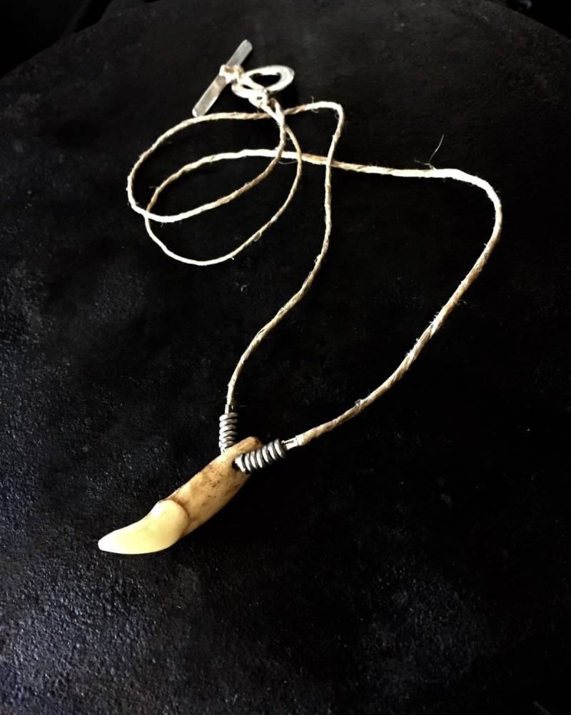 Wolfszahn Kette An Einer Hanfschnur, Kette, Heller Hanfkette, Mit Silbernen Ringen Wolfszahn Kette An Einer Hanfschnur, Kette, Heller Hanfkette, Mit Silbernen Ringen von WolfToothJewelry