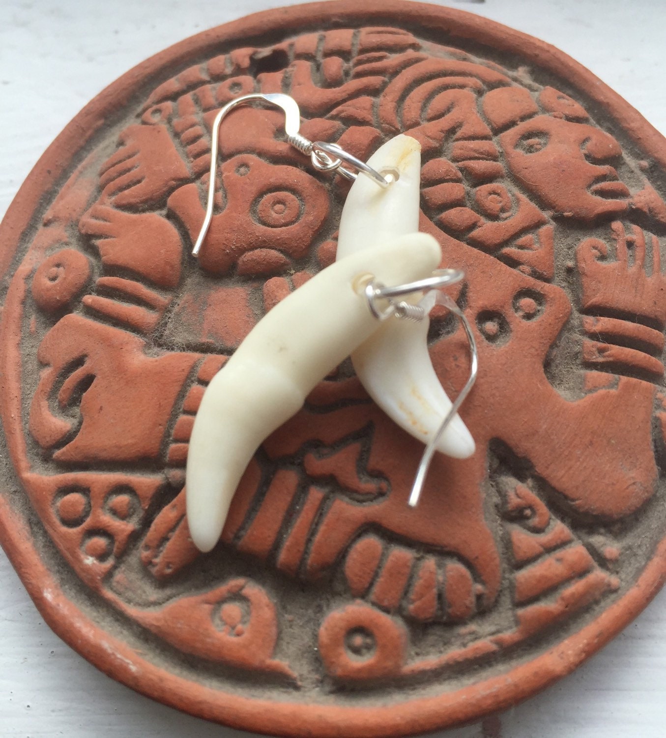 Wolfszahnohrringe An Einem Sterlingsilberhaken, Weiße Wolfszahnohrringe, Ein Paar Baumelnde Wolfszahnohrringe An Einem Sterlingsilberhaken, Weiße Wolfszahnohrringe, Ein Paar Baumelnde von WolfToothJewelry