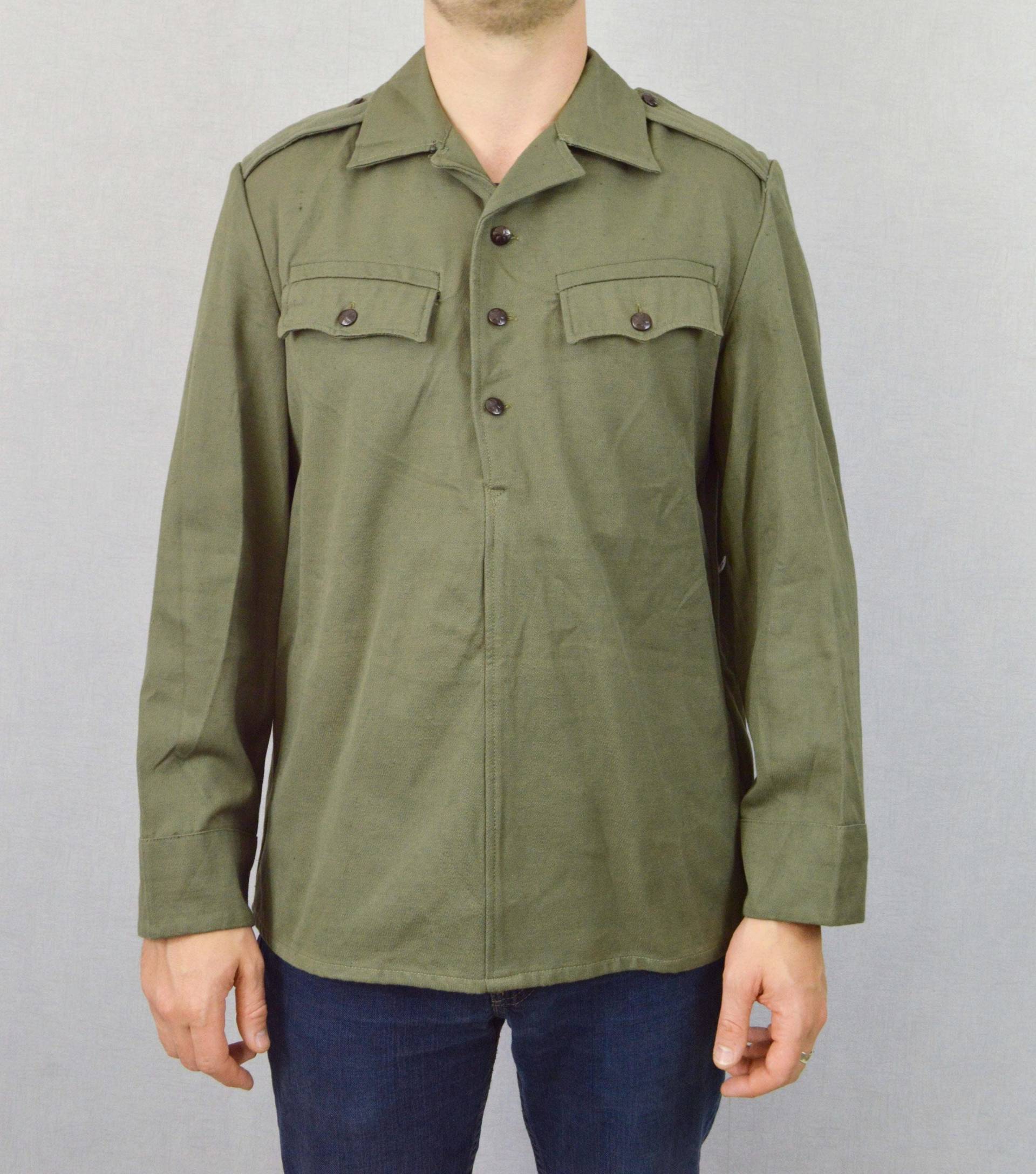 Vintage Armee Olivgrün Schwergewicht Button Up Cotton Military Kittel Shirts - Alle Größen von WolfVintageClothing