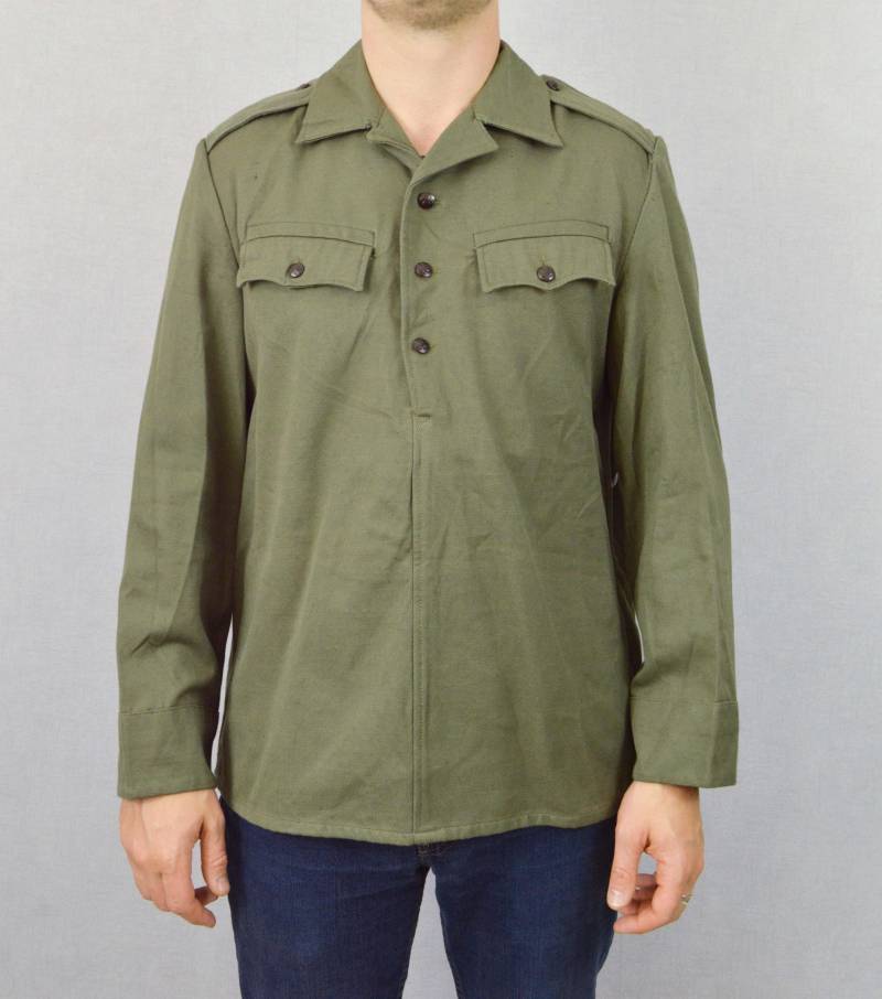 Vintage Armee Olivgrün Schwergewicht Button Up Cotton Military Kittel Shirts - Alle Größen Vintage Armee Olivgrün Schwergewicht Button Up Cotton Military Kittel Shirts - Alle Größen von WolfVintageClothing