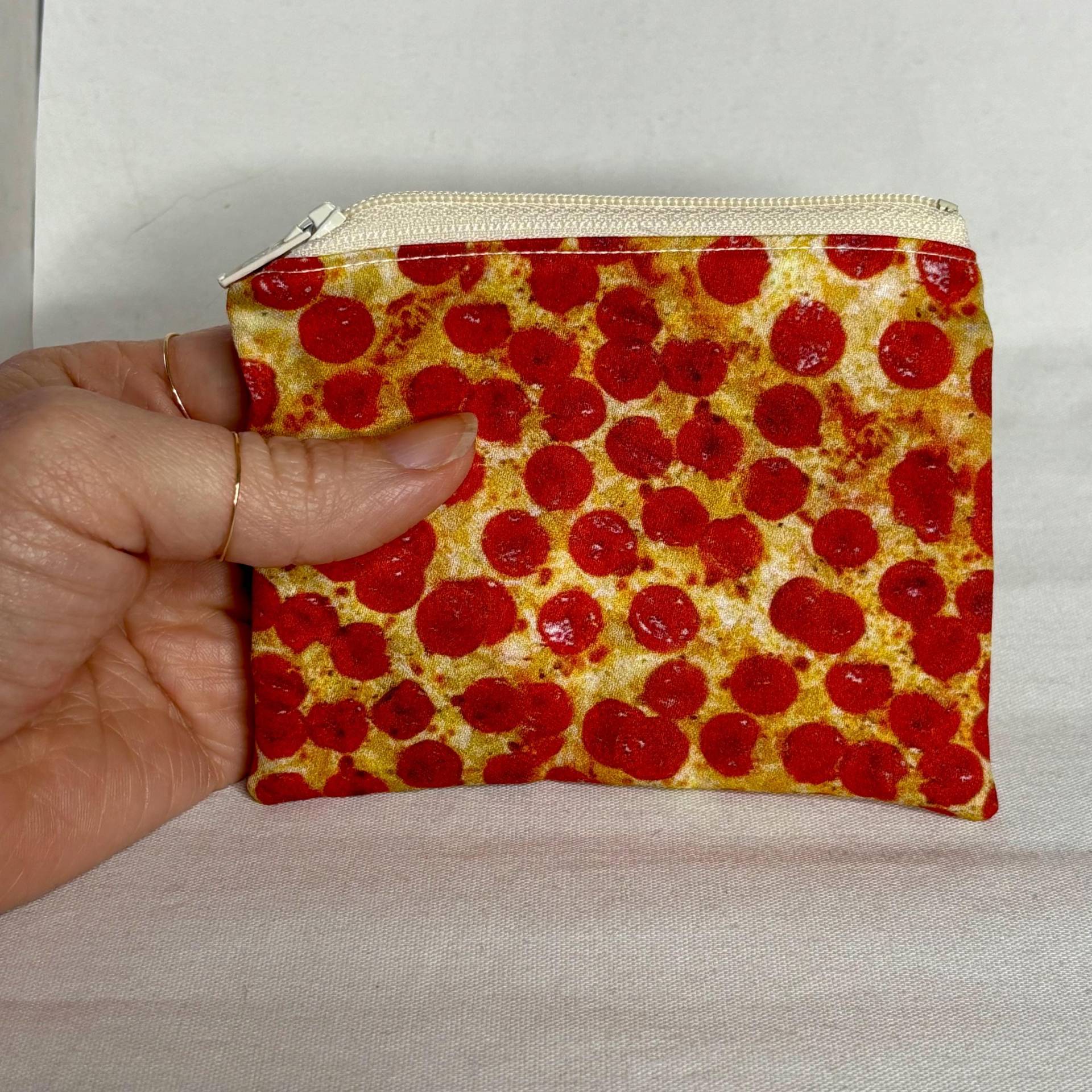 Handgemachte Pizza-Zipper Geldbörse Aus Recyceltem Stoff Handgemachte Pizza-Zipper Geldbörse Aus Recyceltem Stoff von WolfishThreads