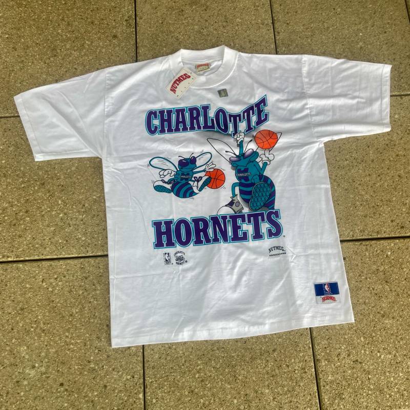 New 90S Charlotte Hornets T-Shirt By Nutmeg Mills/Graphic Design Classic American Sports Nba Vintage Muggsy Bogues von WolfofVintageShop