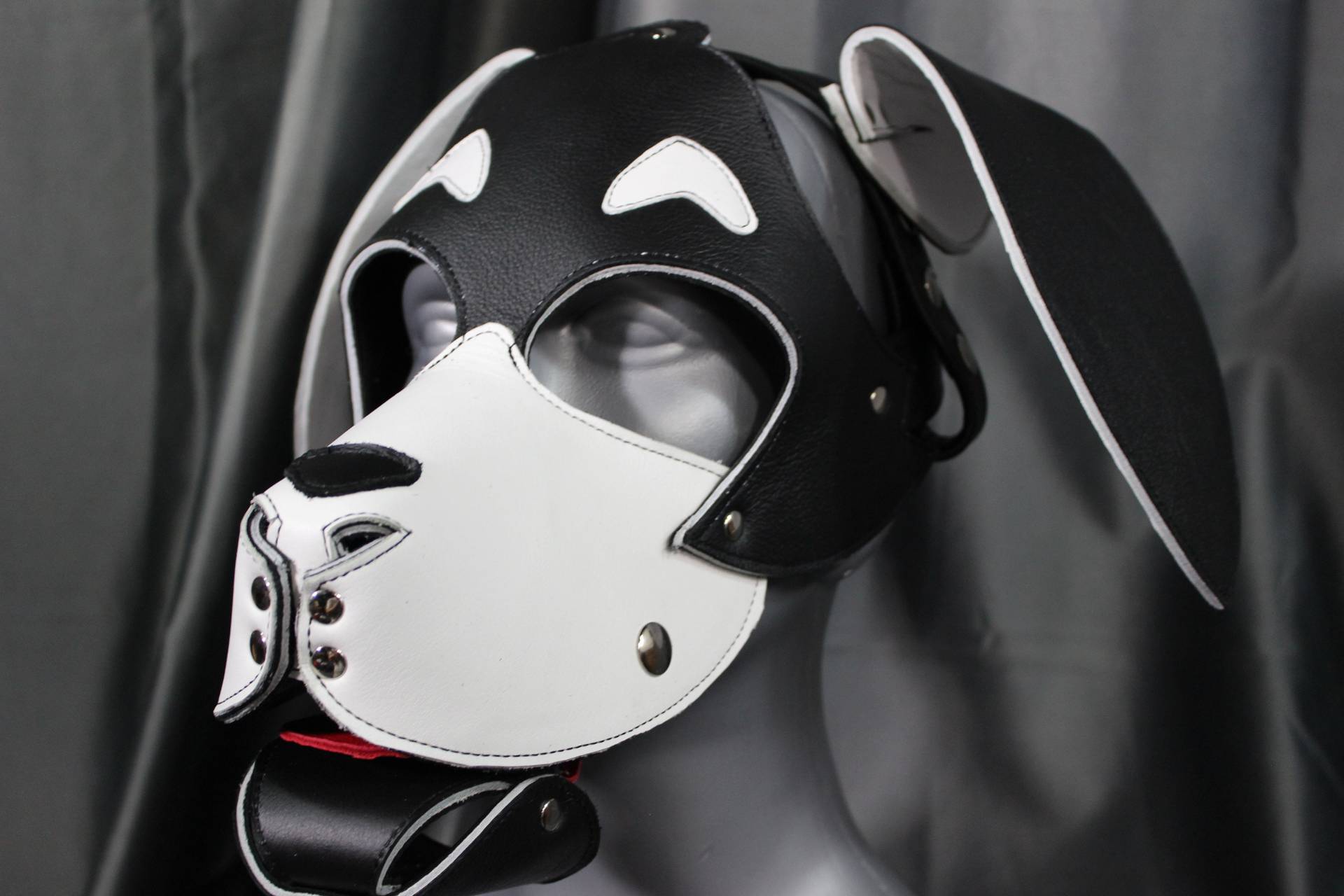 Basset Hound Style Welpen Maske in Schwarz Und Weiß von WolfstrykerLeather