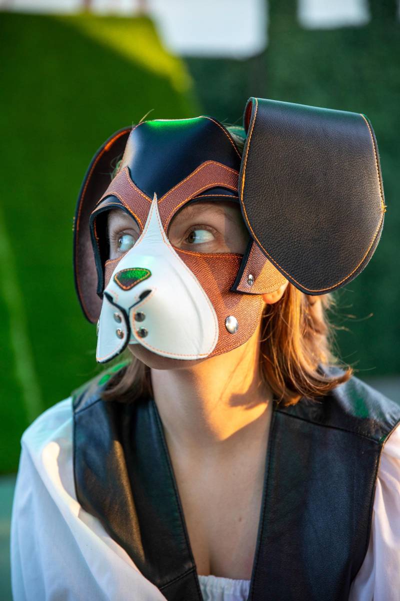 Beagle Style Welpen Maske in Kupfer von WolfstrykerLeather