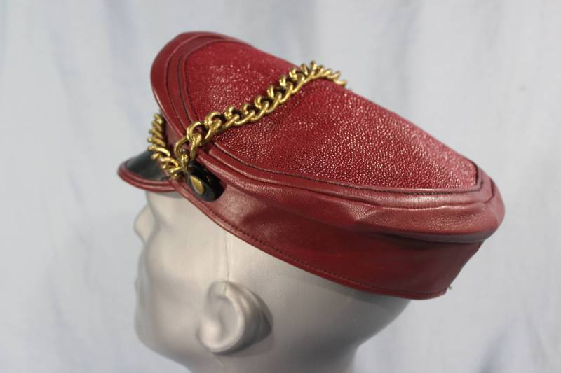 Die Wolfstryker Abdeckung in Bordeaux Stingray von WolfstrykerLeather