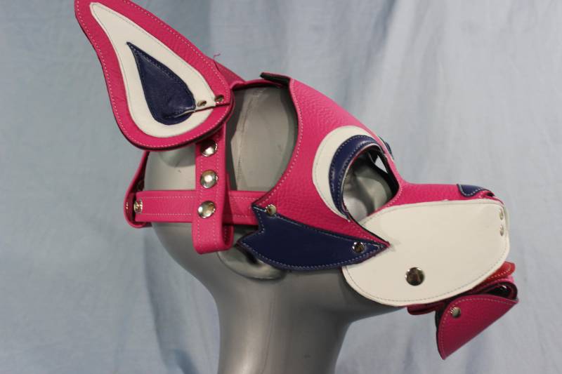 Husky Stil Pup Maske in Rosa Mit Lila Highlights von WolfstrykerLeather